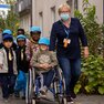 Ehrenamtliche Helferinnen und Helfer kümmern sich liebevoll um die Kinder im Friedensdorf International in Oberhausen 