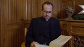 Priester liest in einem Buch