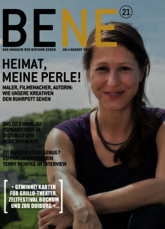 Das Cover des Bene Magazins Nummer 21 zeigt eine junge Frau in ländlicher Umgebung  