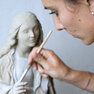 Fabienne von der Hocht bei der Bearbeitung einer Statue der heiligen Apollonia